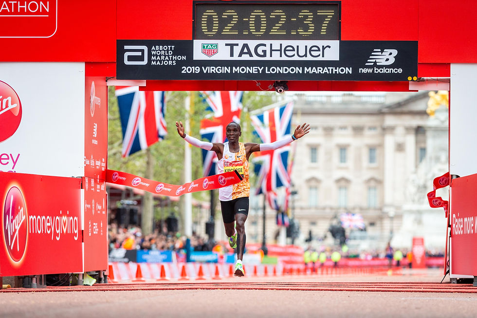 Eliud Kipchoge crossing the finish line to win London in 2019